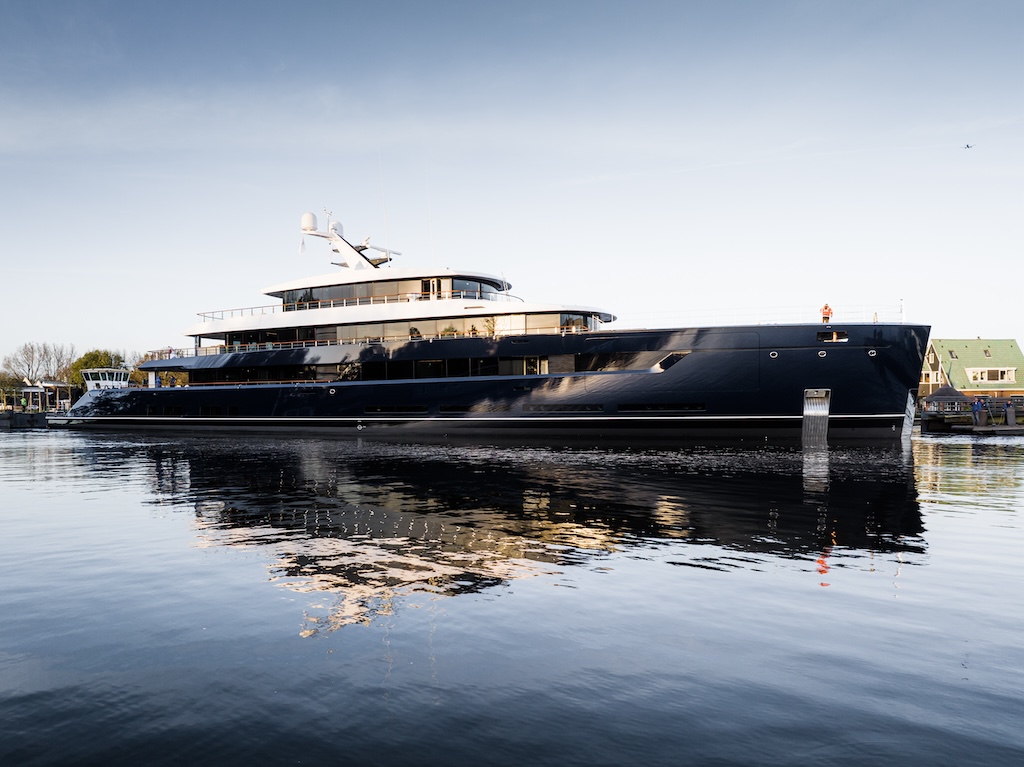 Feadship-ONE-launched_15.jpeg