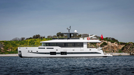 SES Yachts доставила 26 м яхту Dark Sky